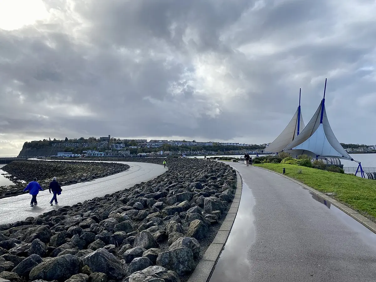 Le sentier côtier de la barrière de la baie de Cardiff, avec la ville au loin