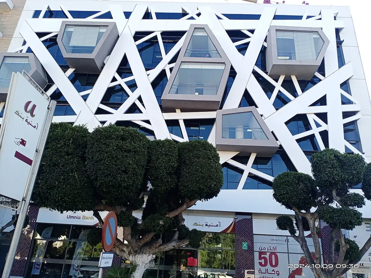 Un bâtiment moderne à la façade en résille blanche, à Casablanca