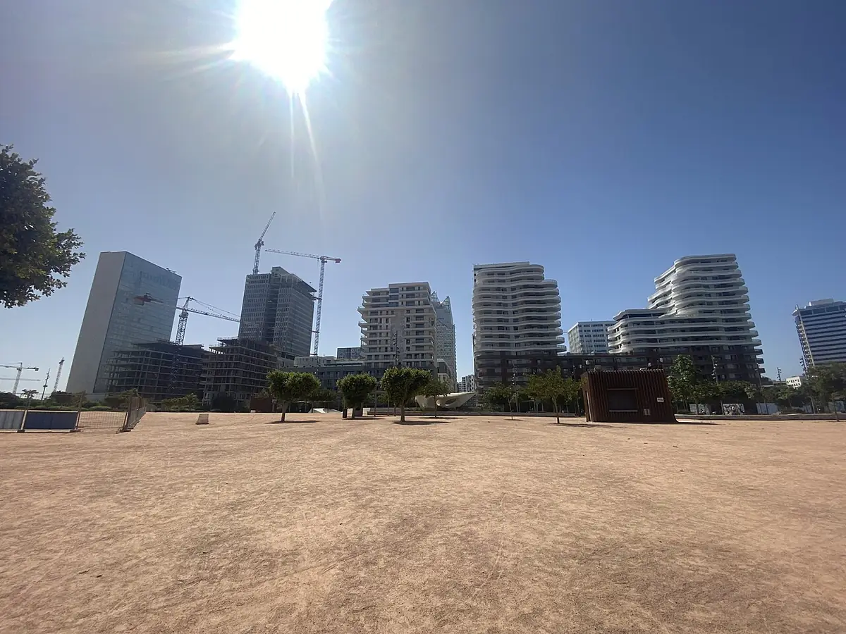 Les tours modernes de Casablanca Finance City sous un ciel bleu