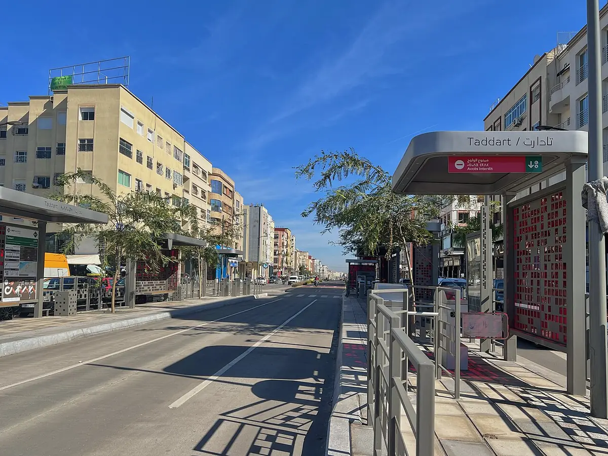 Un arrêt de transport dans une rue résidentielle de Casablanca