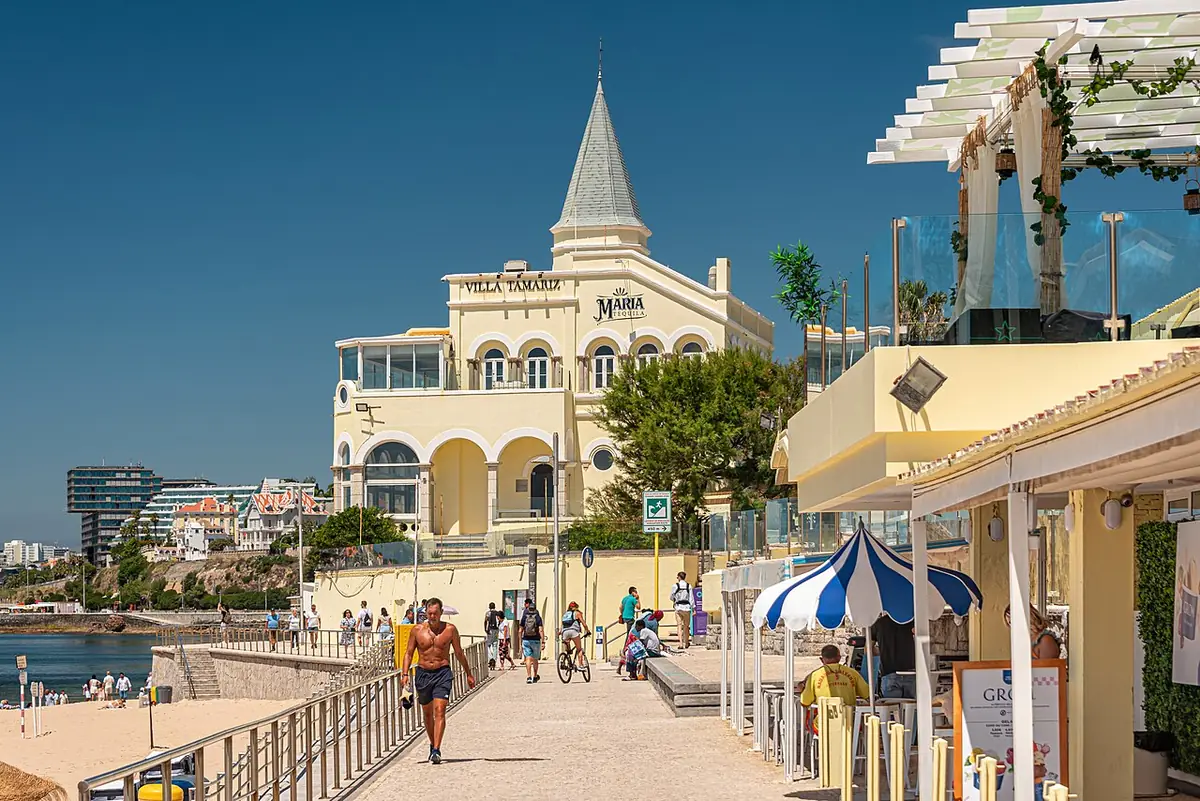La promenade animée de Cascais, bordée de façades colorées