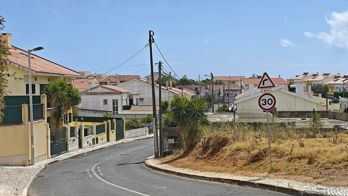 Une rue résidentielle bordée de maisons à Caparide, près de Cascais