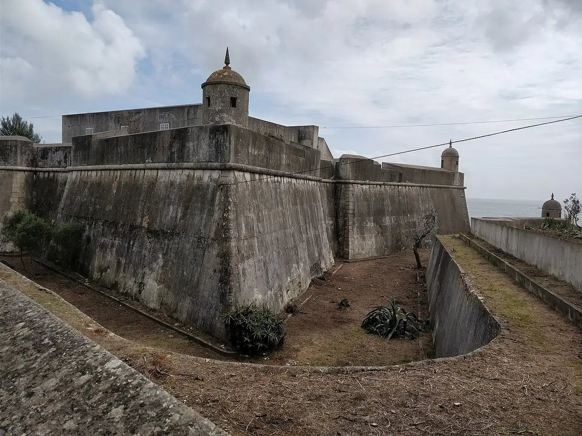 Les remparts d’un fort en pierre dominant la côte de Cascais