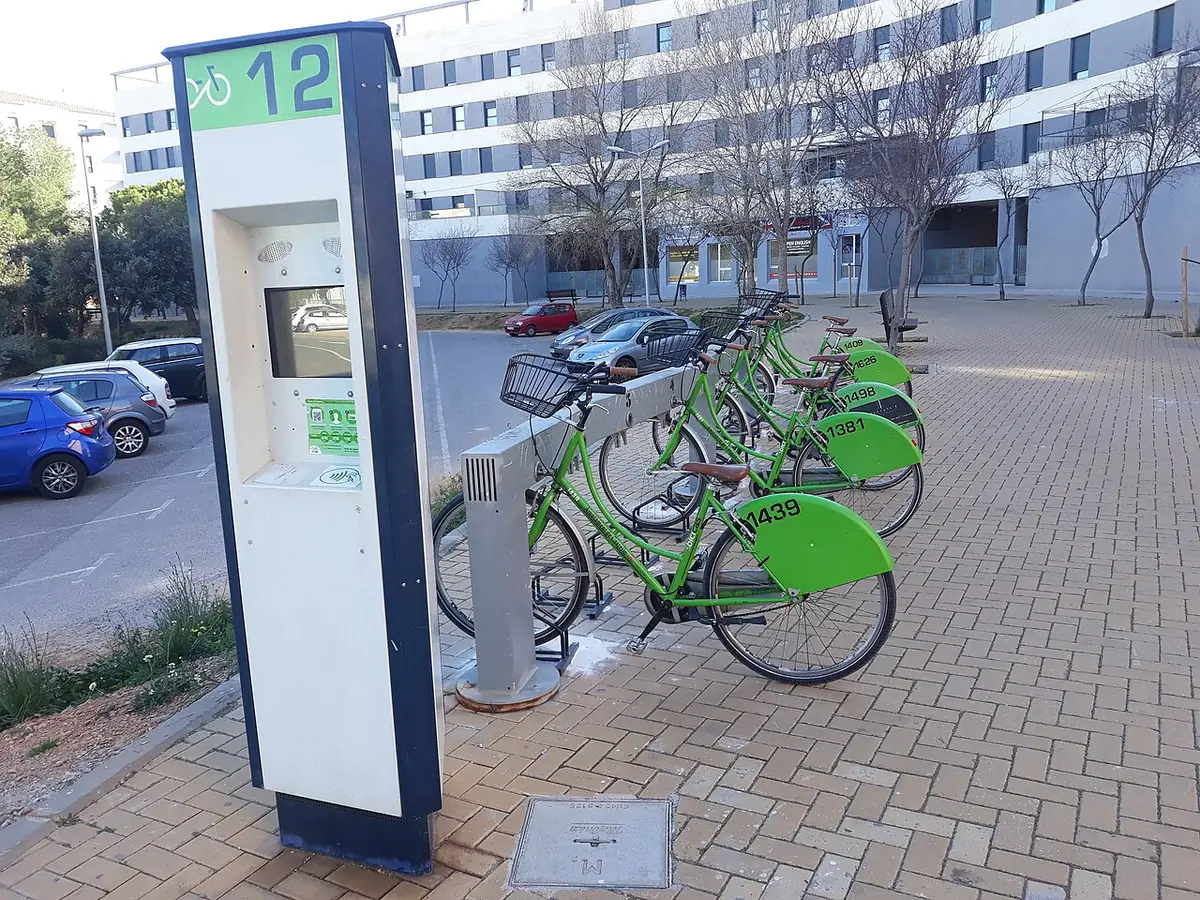 Une station de vélos en libre-service devant un immeuble à Castellón