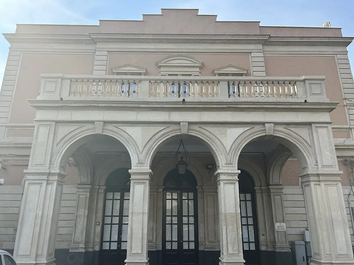Un immeuble à la façade ornée d’arcades et de balcons, à Catane
