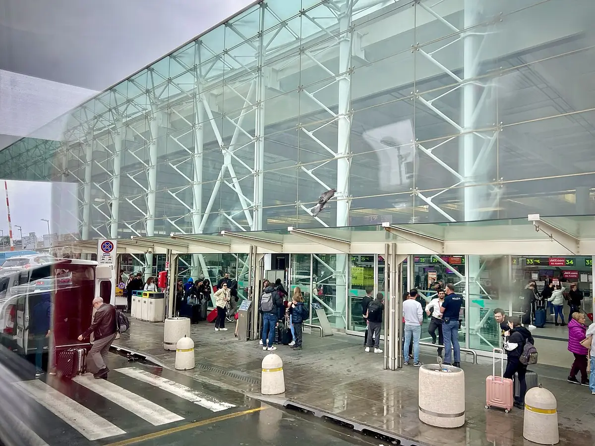 L’entrée moderne de l’aéroport de Catane, structure en verre