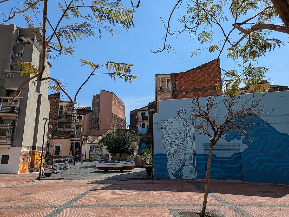 Une place ornée d’une fresque murale, à Catane