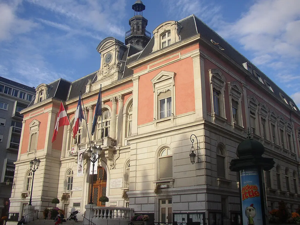 L’hôtel de ville de Chambéry, avec sa tour de l’horloge et ses drapeaux