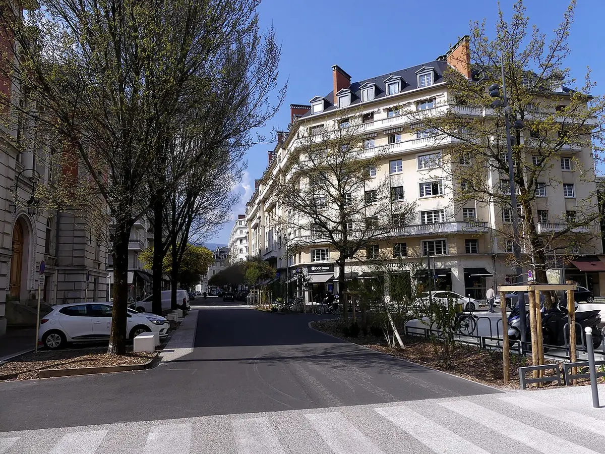 Un carrefour du centre-ville de Chambéry, bordé d’immeubles élégants