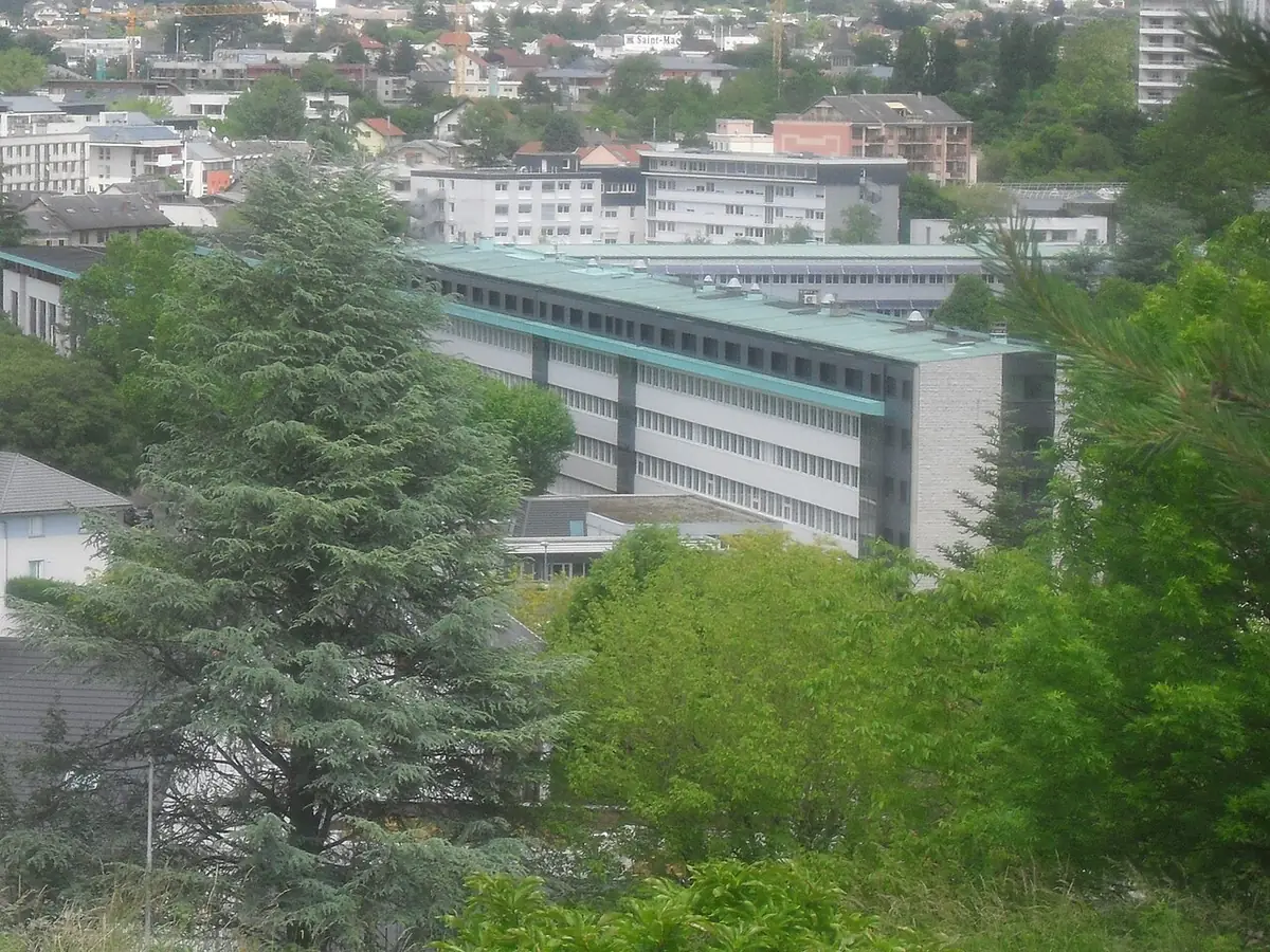 Un bâtiment scolaire sur une colline verdoyante à Chambéry