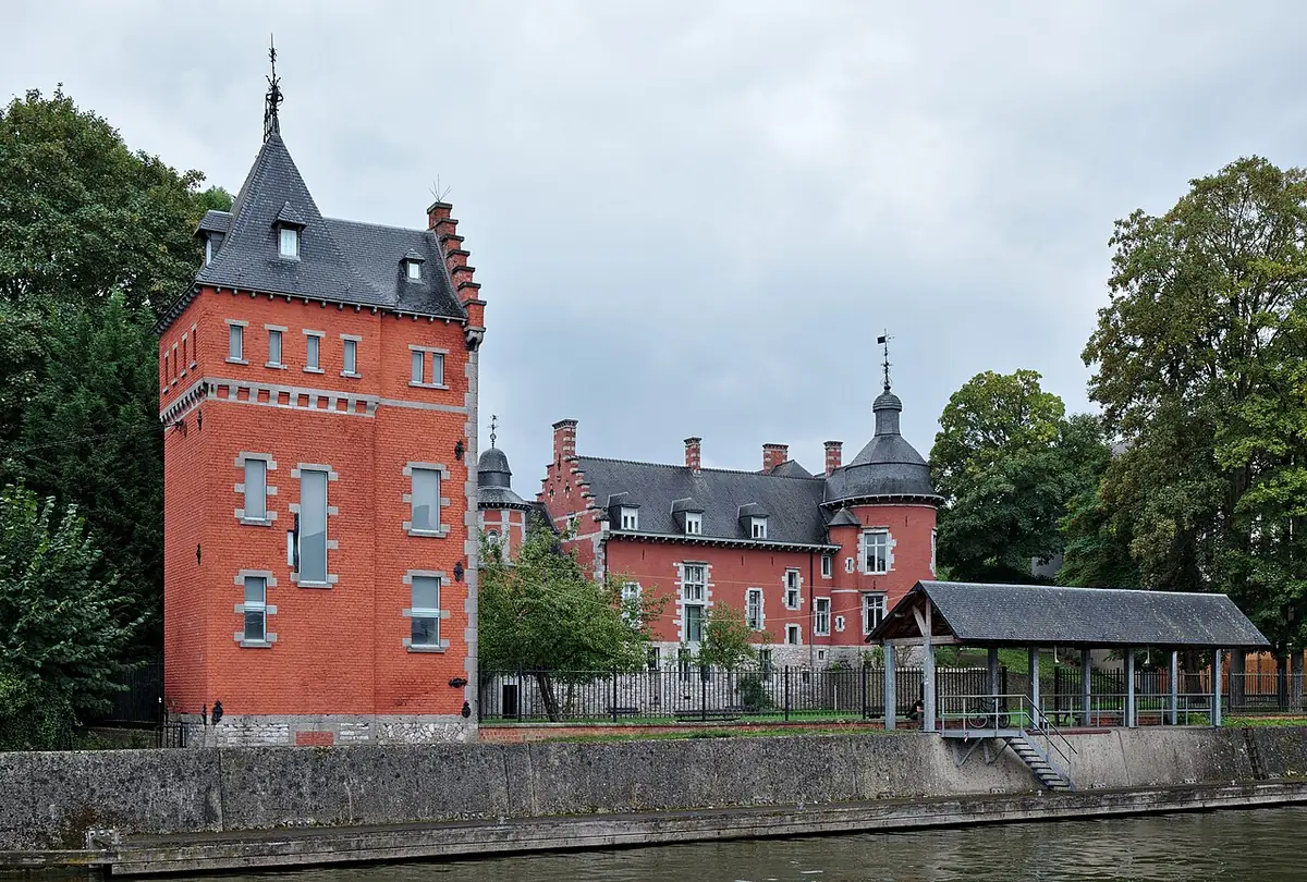 Le château Bilquin-de Cartier, en briques rouges, au bord de la Sambre