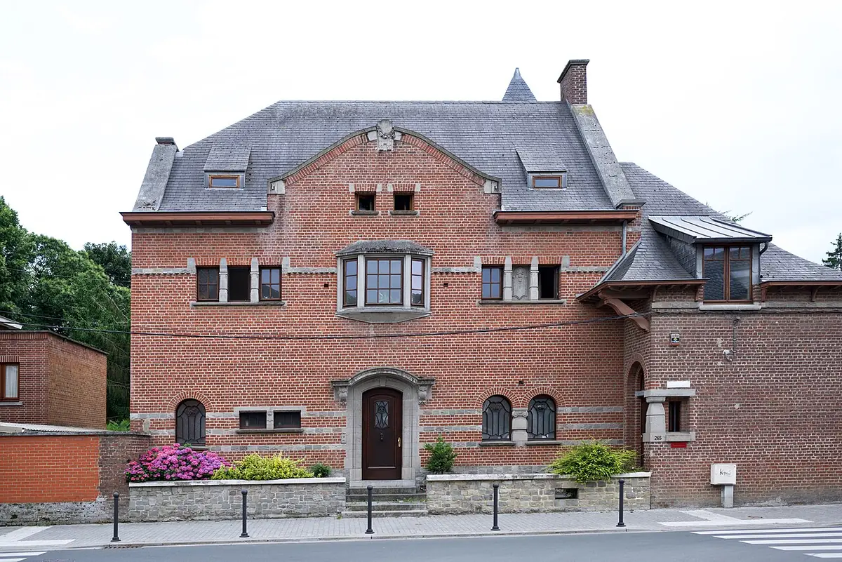La Maison Charlier, demeure en briques rouges avec jardin, à Charleroi