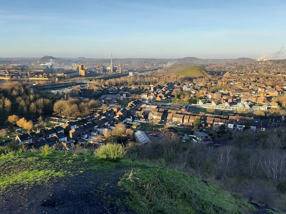 Vue panoramique sur les toits de Charleroi depuis les hauteurs