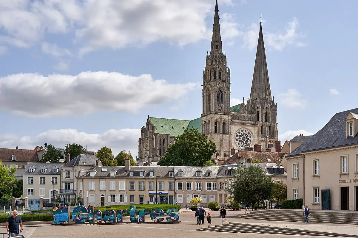 La cathédrale de Chartres domine la ville sous un ciel bleu