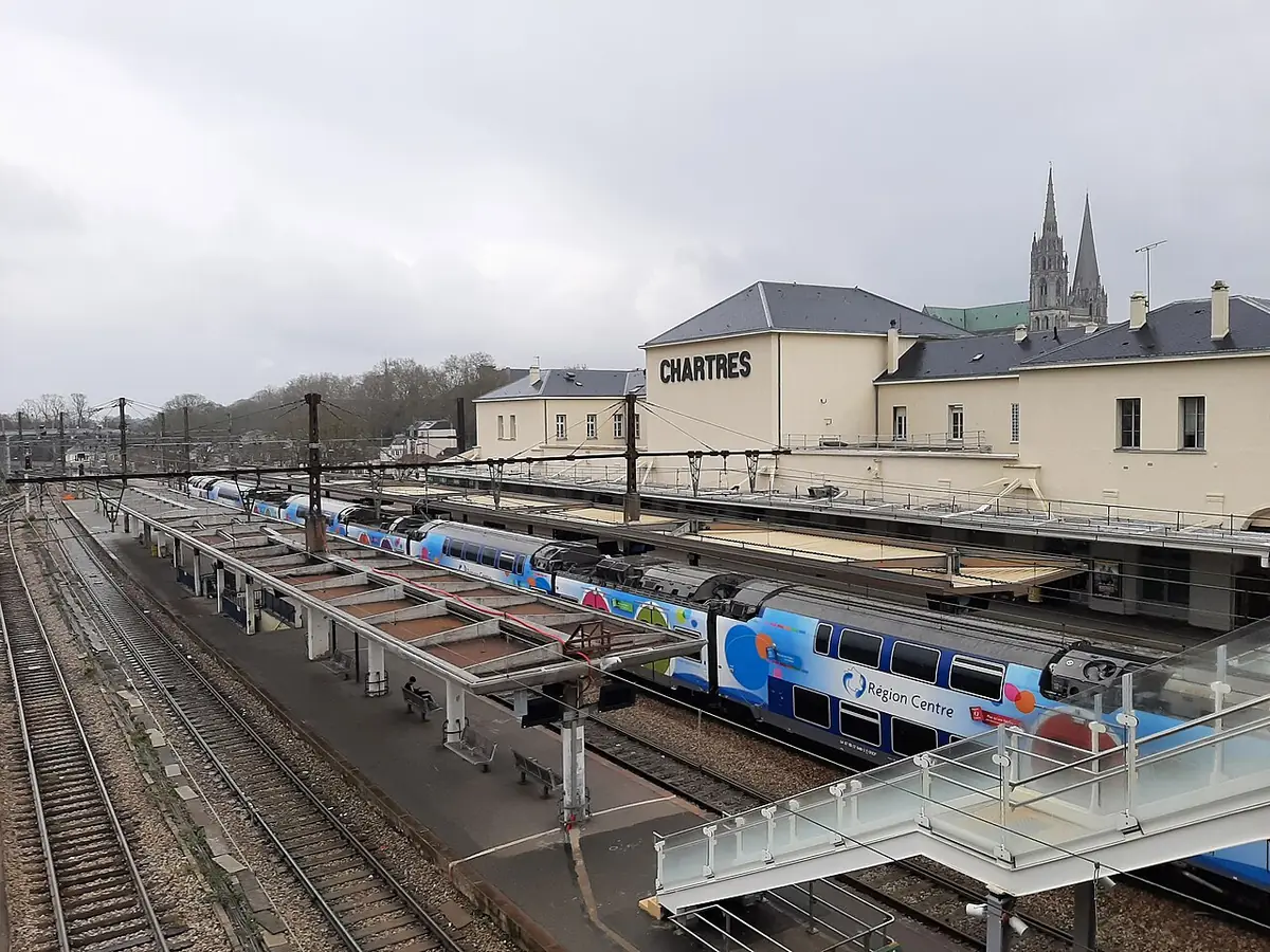 La gare de Chartres, avec les flèches de la cathédrale en arrière-plan