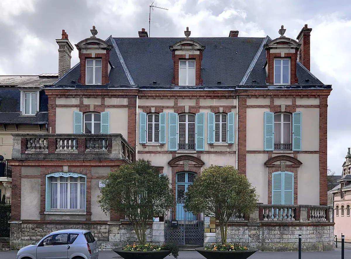 Immeuble à volets bleus et balcons en pierre, dans le centre de Chartres