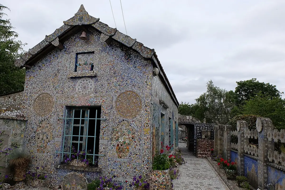 La Maison Picassiette, façade entièrement recouverte de mosaïques, à Chartres