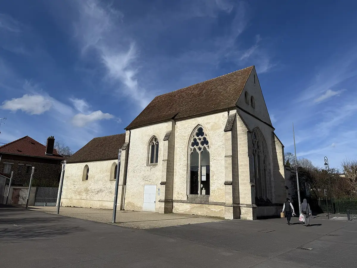 L’église de l’abbaye de Chelles sous un ciel dégagé