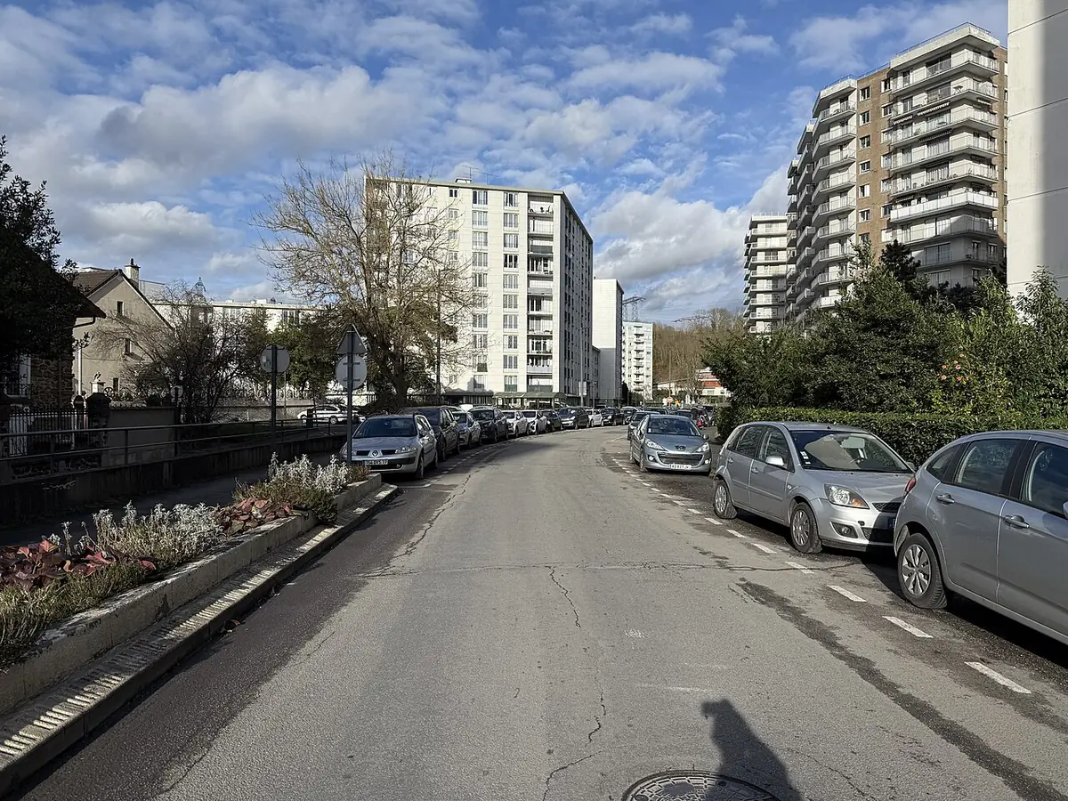 Des tours d’habitation le long de la rue René-Sallé à Chelles