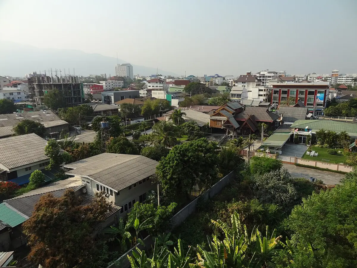 Vue aérienne sur les toits de Chiang Mai avec les montagnes au loin