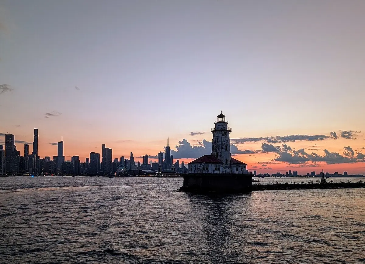 Le phare du port de Chicago sur l’eau au crépuscule, la skyline illuminée en arrière-plan