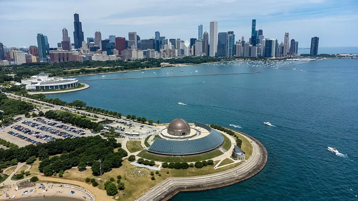 La skyline de Chicago au bord du lac Michigan, avec le dôme du planétarium Adler au premier plan