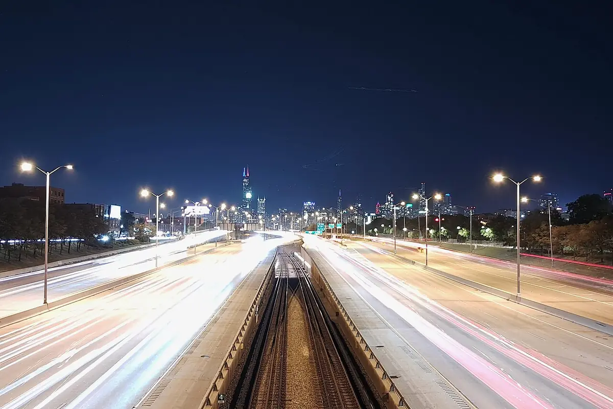 Traînées lumineuses de la circulation sur la Dan Ryan Expressway à Chicago, la nuit