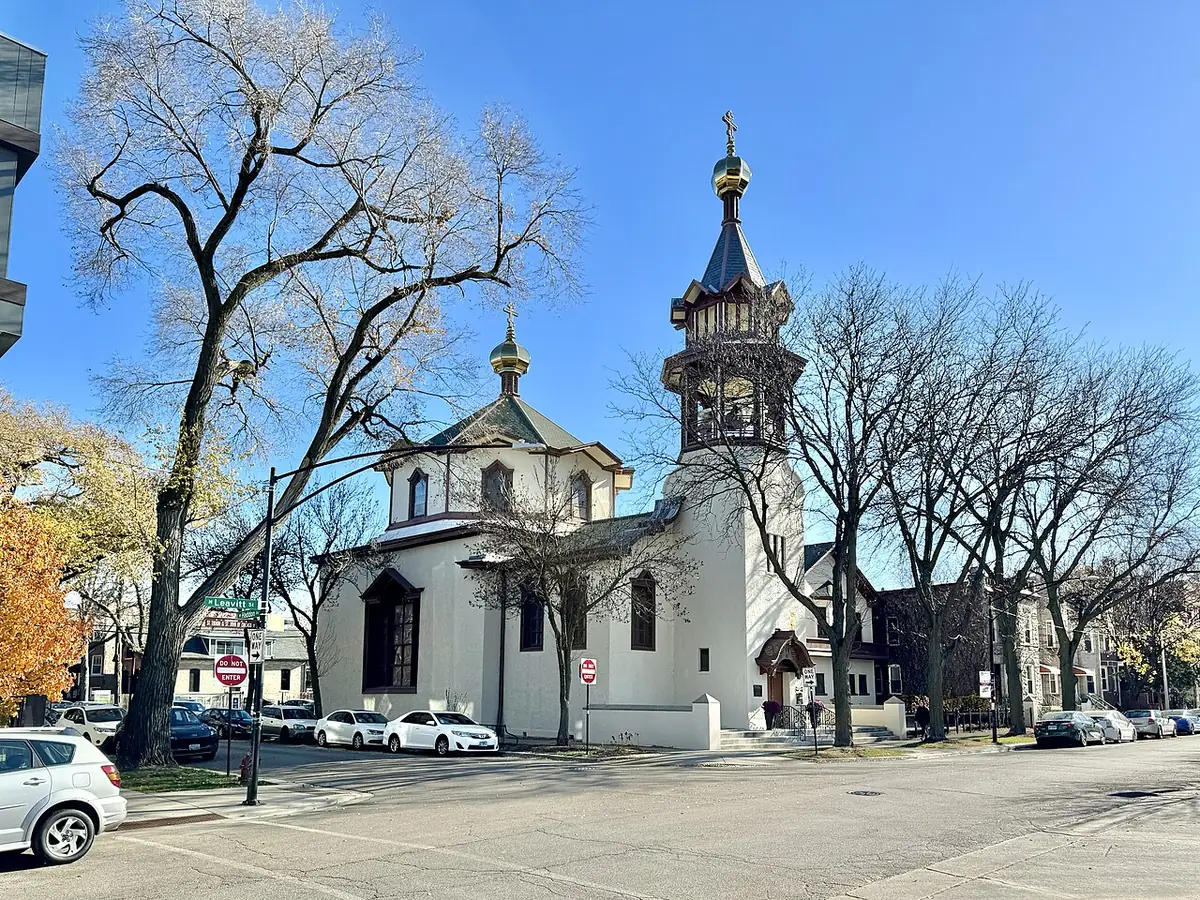 La cathédrale orthodoxe russe de la Sainte-Trinité, à bulbes dorés, au coin d’une rue calme d’Ukrainian Village