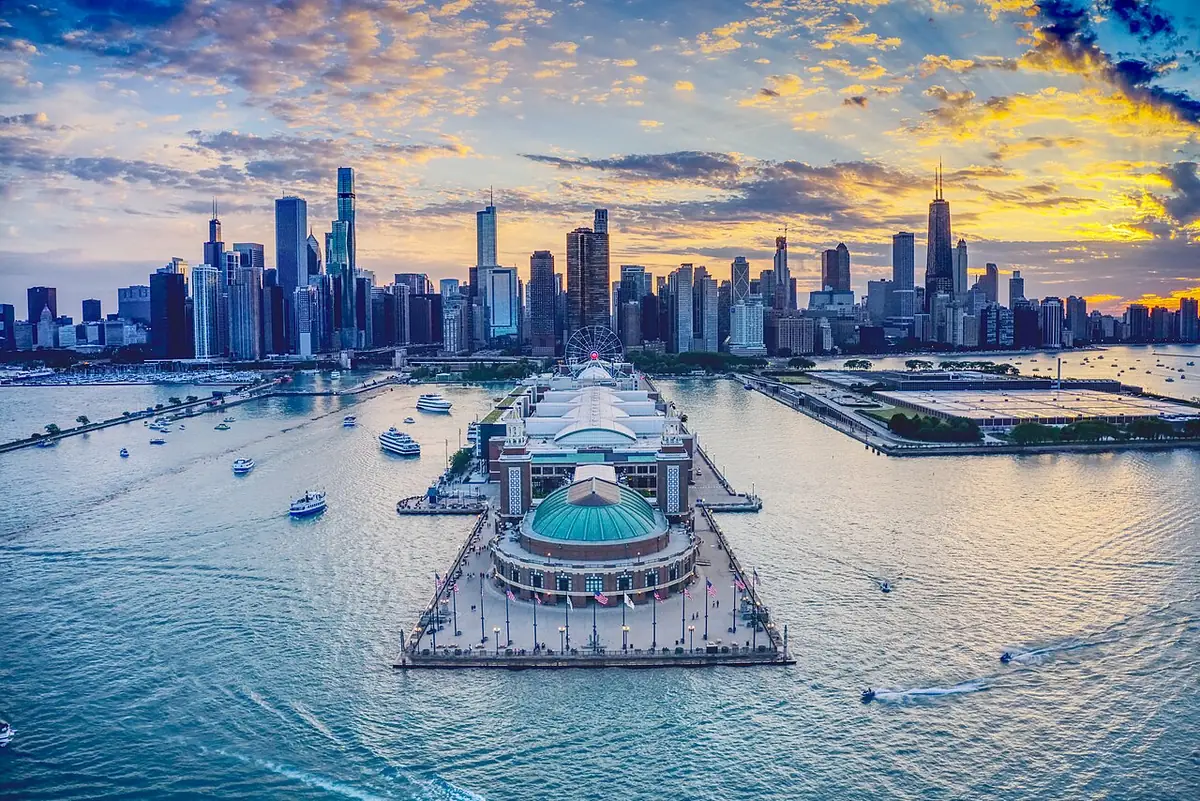 Vue aérienne de Navy Pier s’avançant dans le lac Michigan, la skyline de Chicago en arrière-plan