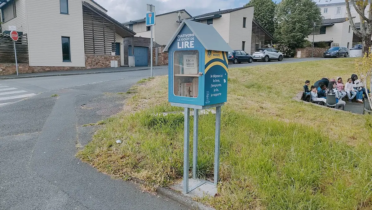 Un espace vert à Cholet avec sa boîte à livres en bord de chemin