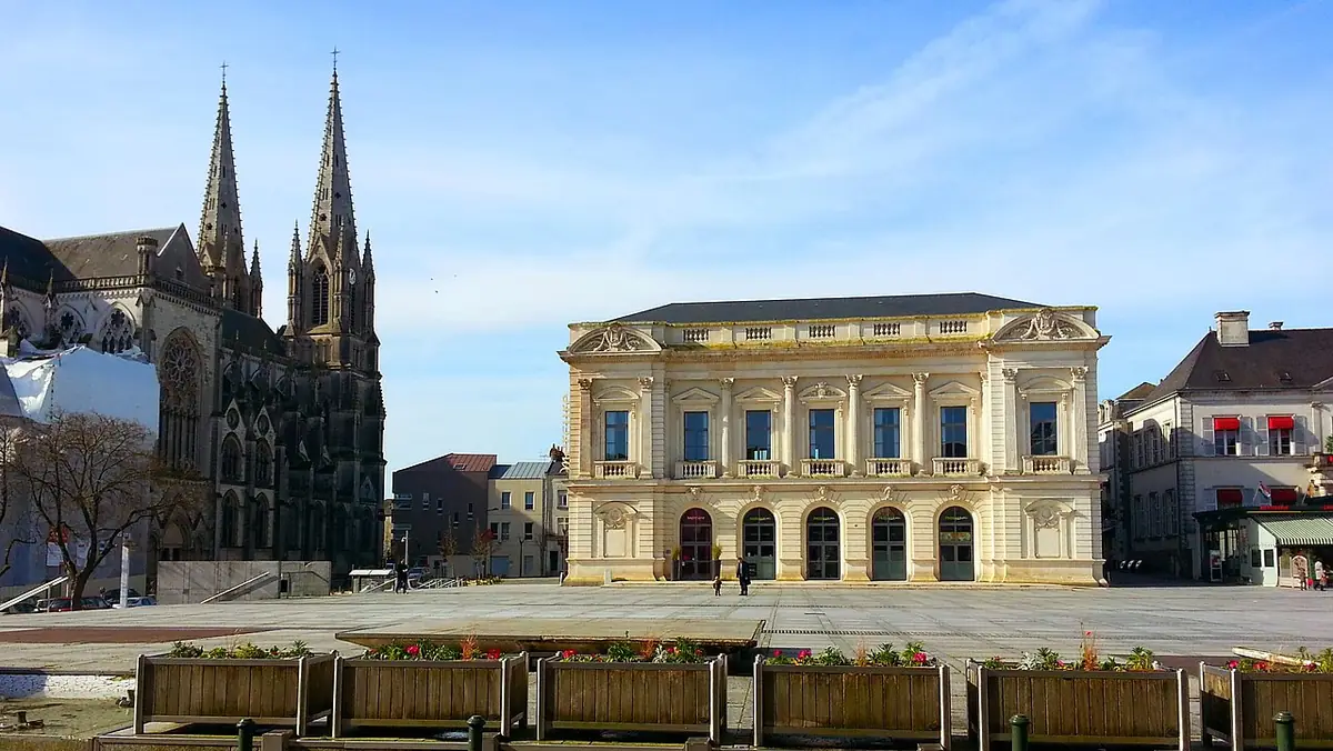 Le centre de Cholet, entre l’église Notre-Dame et le théâtre municipal