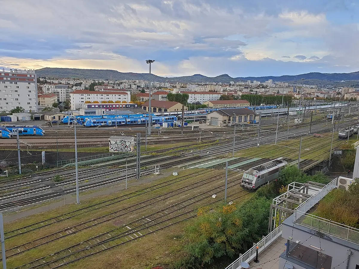 Vue aérienne de Clermont-Ferrand, avec les voies de la gare et la ville en arrière-plan