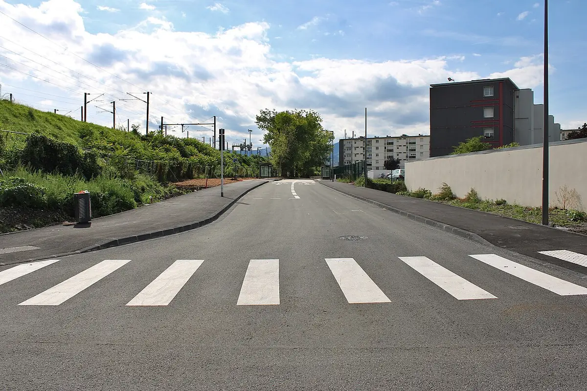 Une rue de Clermont-Ferrand avec passage piéton et immeubles résidentiels