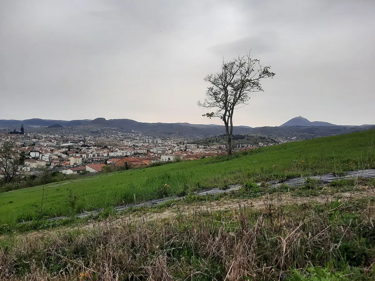 Vue sur la campagne et les collines depuis le Puy de Var, près de Clermont-Ferrand