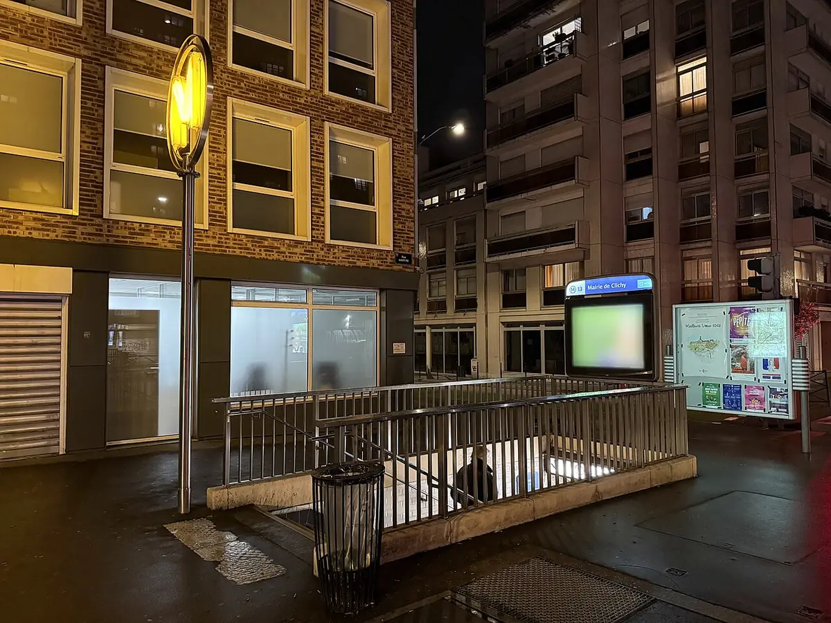 Une rue de Clichy près de l’accès à la station de métro Mairie de Clichy