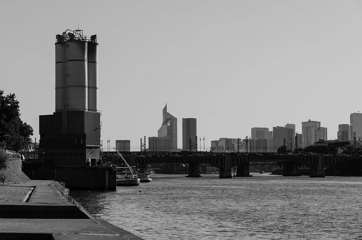 La Seine à Clichy, avec ses quais et la vue sur La Défense au loin