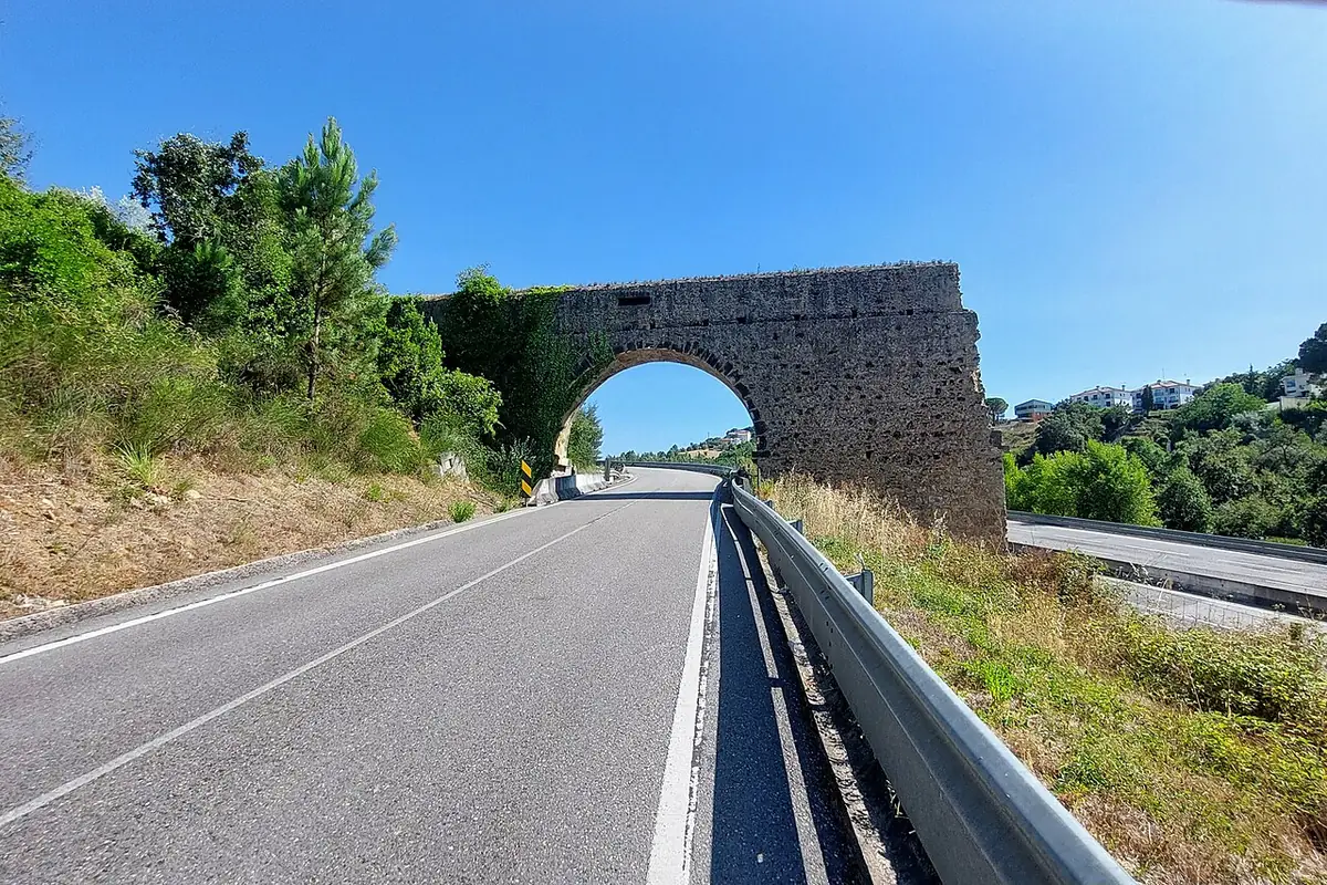 L’Aqueduto de Santa Clara, aqueduc inachevé au bord d’une route à Coimbra