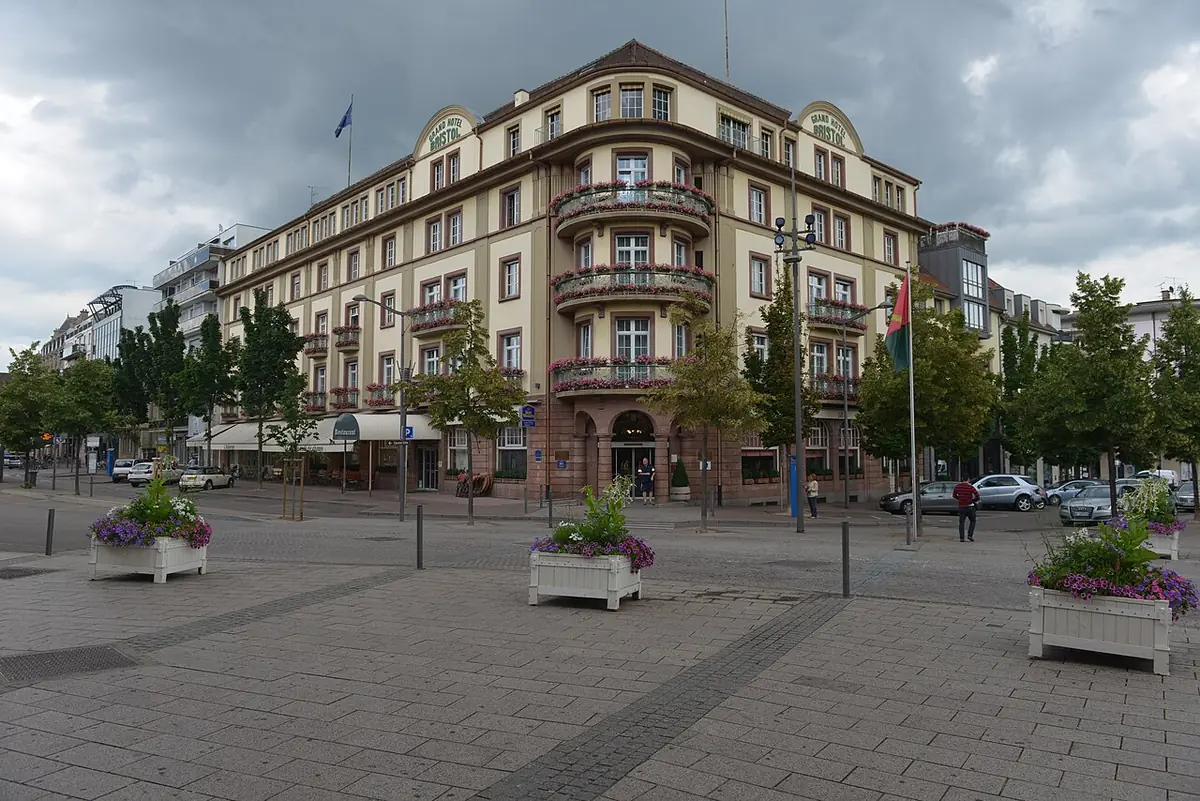 Un immeuble haussmannien à l’angle de la place de la Gare à Colmar