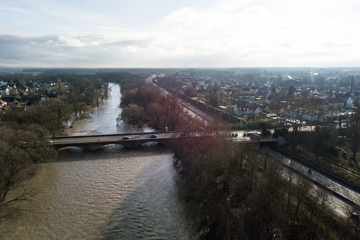 Vue aérienne de l’Ill en crue à Colmar, entre les arbres