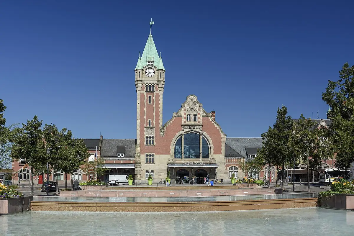 La gare de Colmar, avec sa tour horloge et son bassin devant l’entrée