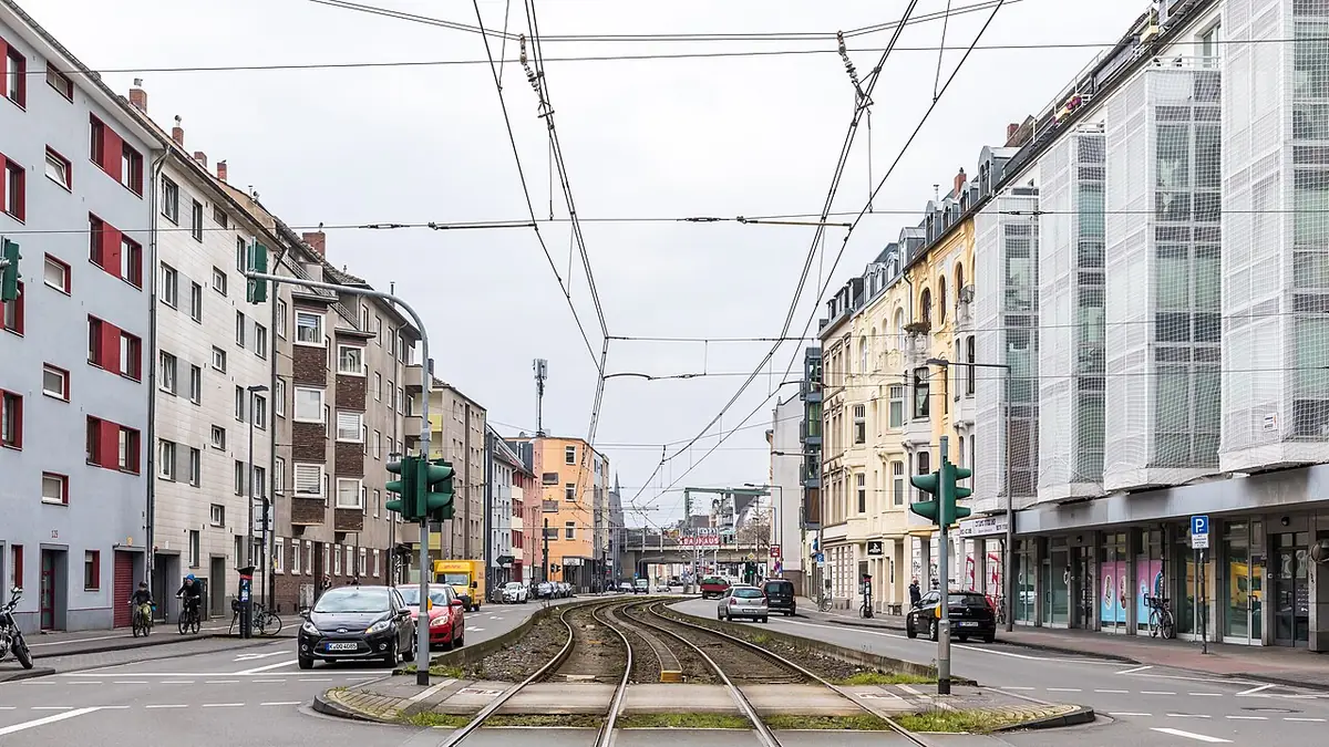 La Subbelrather Straße à Ehrenfeld avec ses rails de tramway et ses immeubles