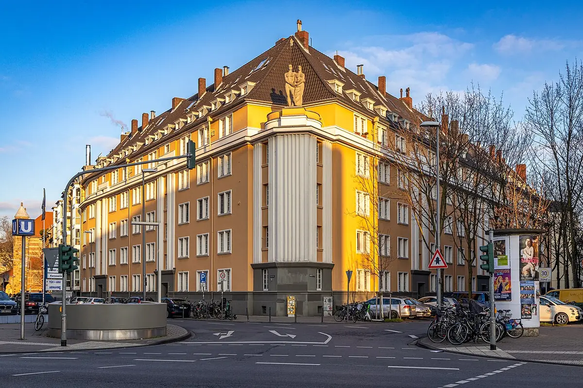 Grand immeuble d’habitation aux façades jaunes à Neustadt-Süd, à l’angle de deux rues