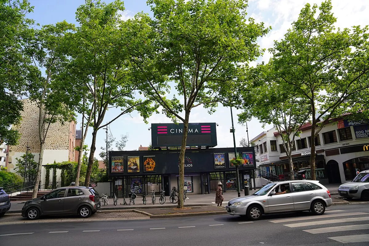 La rue du Bournard à Colombes, avec le cinéma et ses arbres