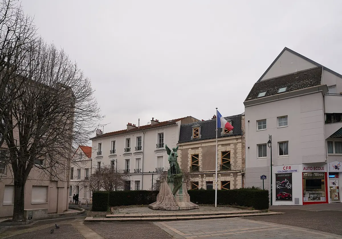 La place du Souvenir-et-de-la-Résistance, statue et maisons anciennes