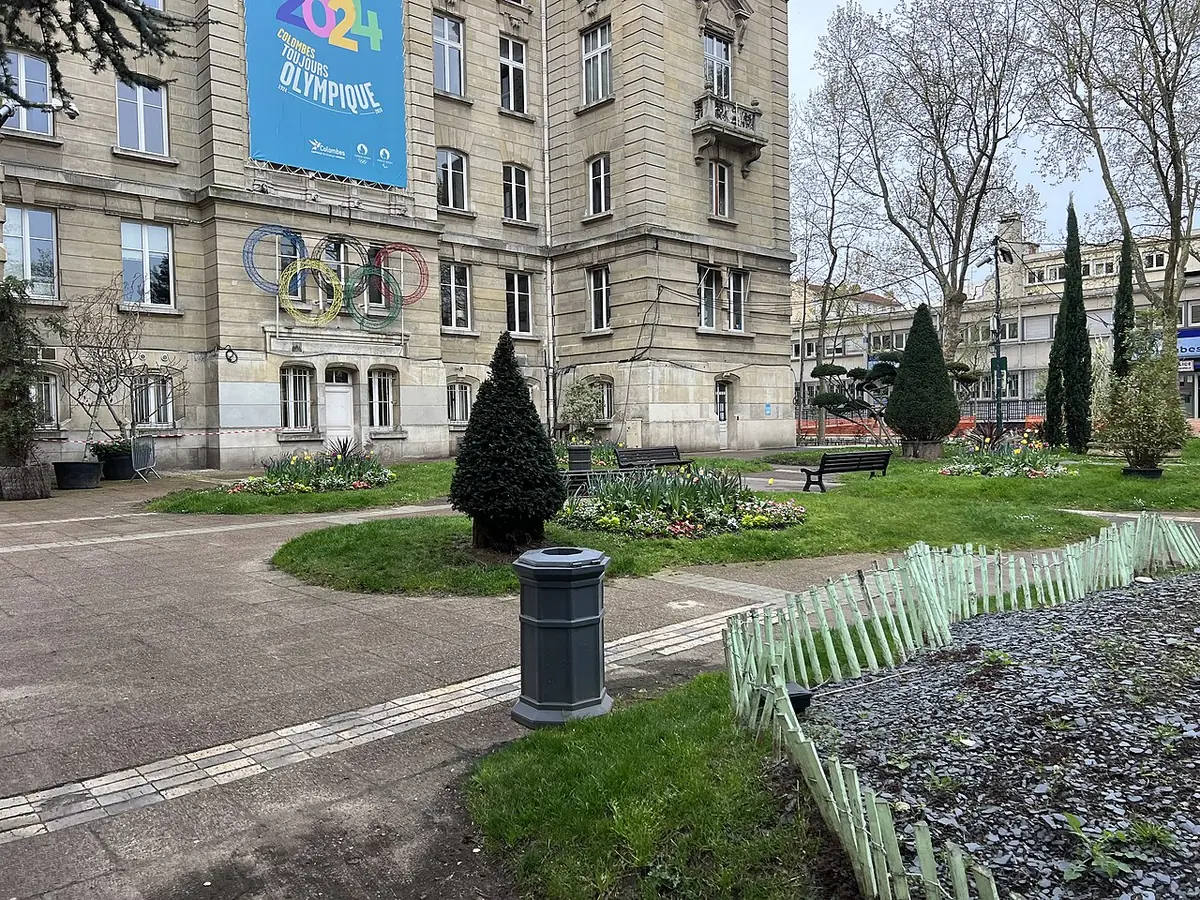 La place Colonel-Arnaud-Beltrame à Colombes, pelouse et bancs