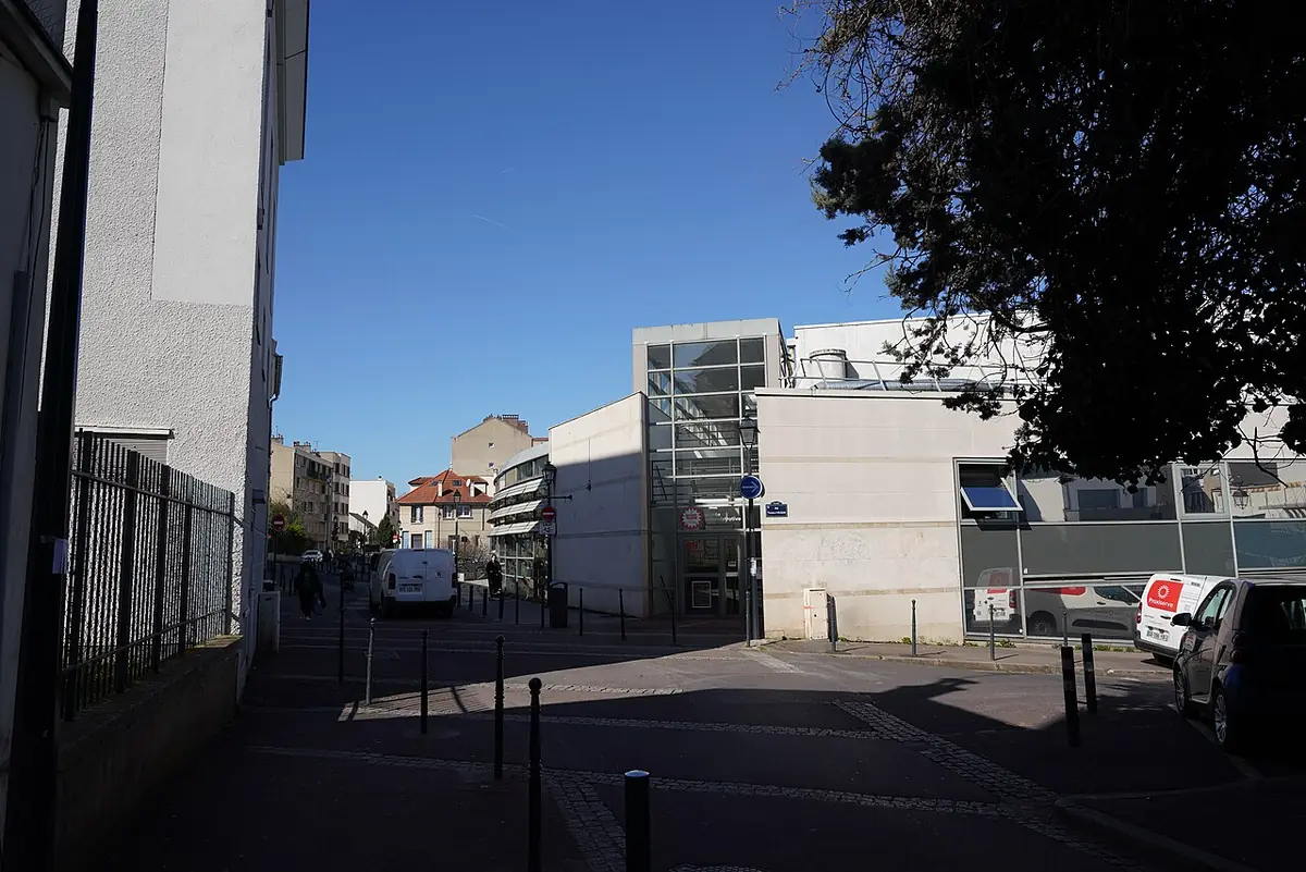 La rue Saint-Denis à Colombes, bordée d’immeubles