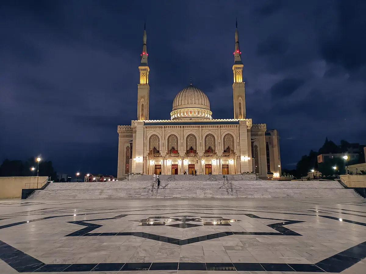 La mosquée de l’Émir Abdelkader illuminée la nuit à Constantine