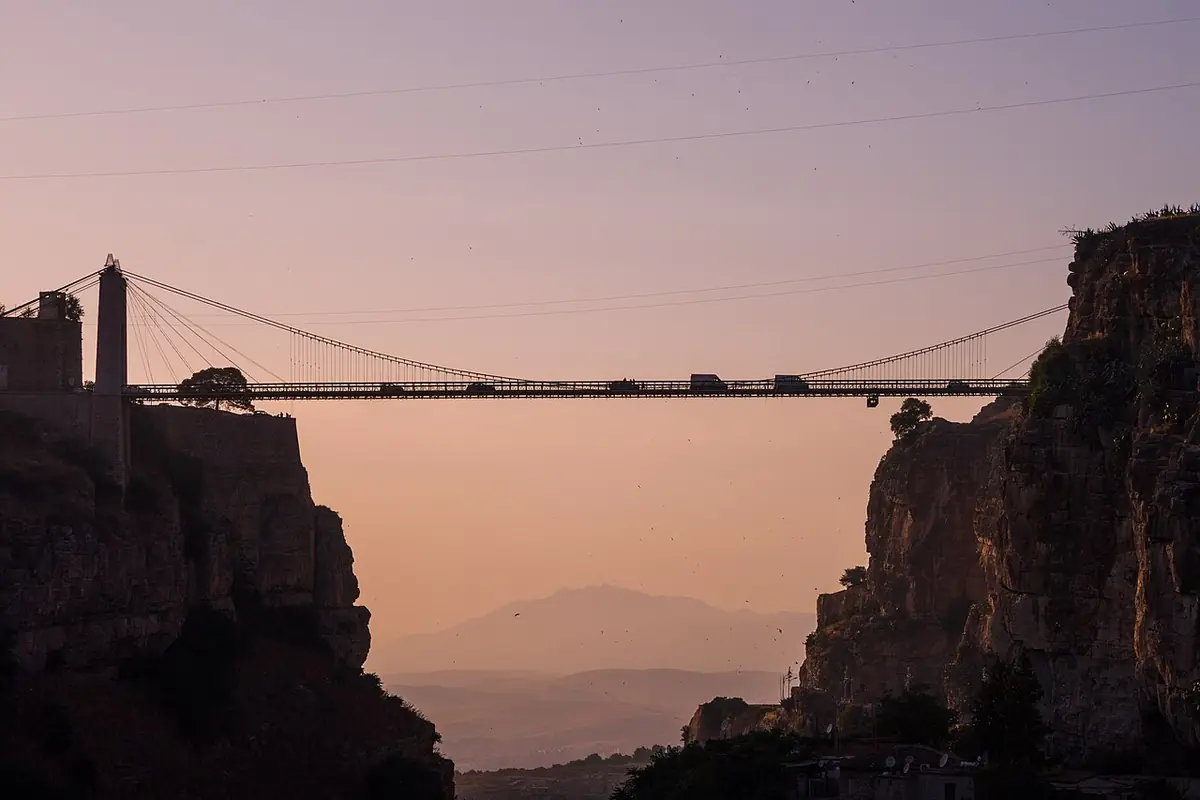 Le pont suspendu de Constantine enjambant les gorges au coucher du soleil