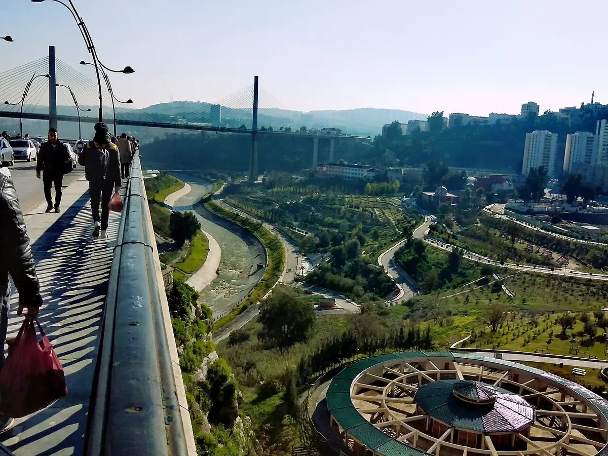 Une passerelle piétonne du centre de Constantine, avec vue sur la vallée