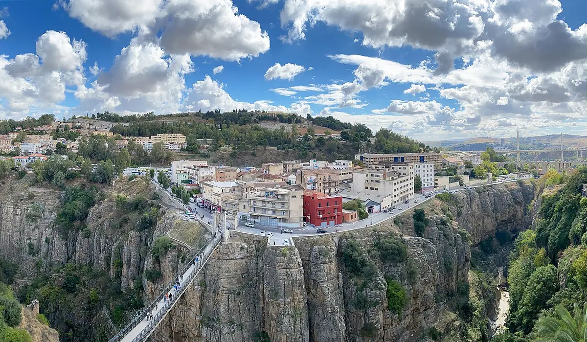 Constantine perchée sur ses falaises, au-dessus des gorges du Rhummel
